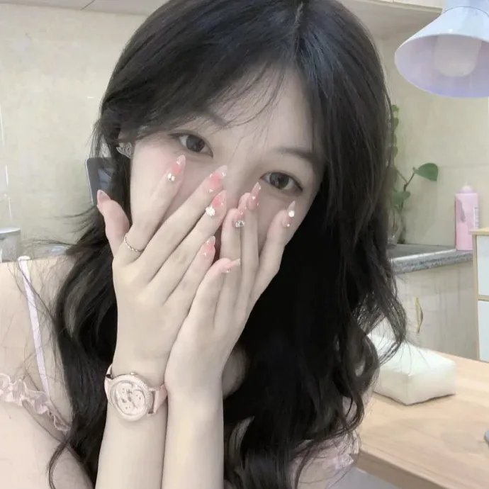 在深灰色的箱子中